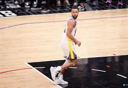 qy球友会-包含库里连续三场比赛得分超过关键助攻Karsa在老鹰比赛中突破纪录，纳达尔在DWG比赛中挺进下一轮看傻球迷的词条